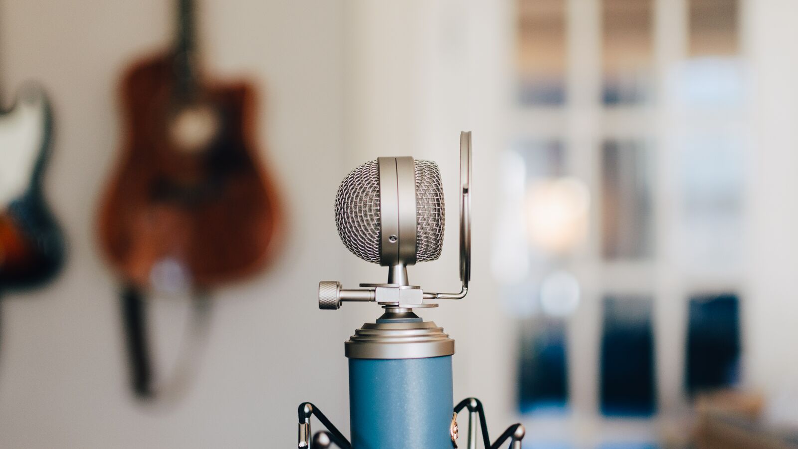Un microphone d'enregistrement sur un pied dans une pièce calme